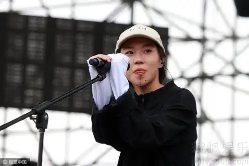  可萌可酷可害羞窦靖童开唱全黑look晒纹身