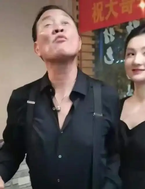  风流成性资深港星公然搂抱强吻美女,已非首次被指爱占异性便宜