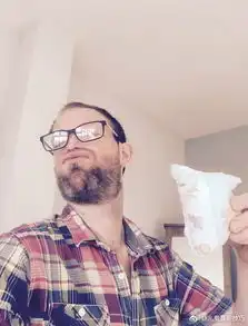  一脸嫌弃奶爸给娃换尿布表情崩溃