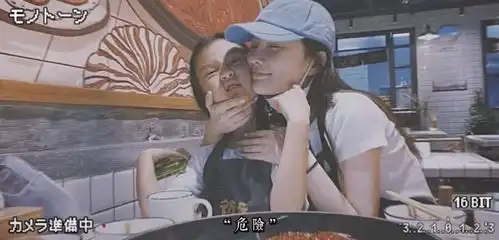  李小璐晒视频把甜馨亲成表情包,母女同款发型穿搭,像俄罗斯套娃