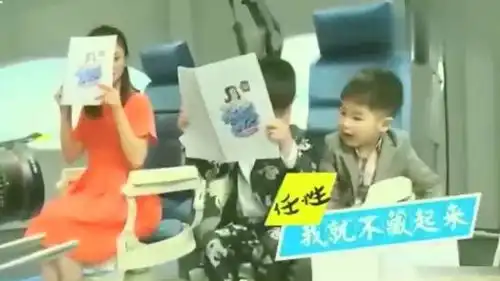  毫无偶像包袱胡可晒大儿子萌照大呼沾光安吉伸懒腰表情放飞