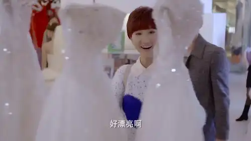  男子看到女友因为没钱儿买不到喜欢的婚纱后竟是这种表情