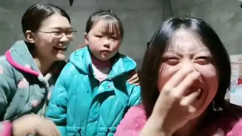  女孩走亲戚遇当老师的小姨,瞬间石化表情尴尬,小姨做法亮了