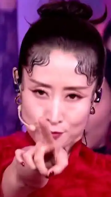  拽姐刘敏涛又一神作飒新鲜出炉,红短裙加魅惑表情嗨翻全场