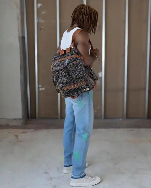  kanye侃爷的原味儿包卖了35万哈哈哈哈哈哈啊牛批