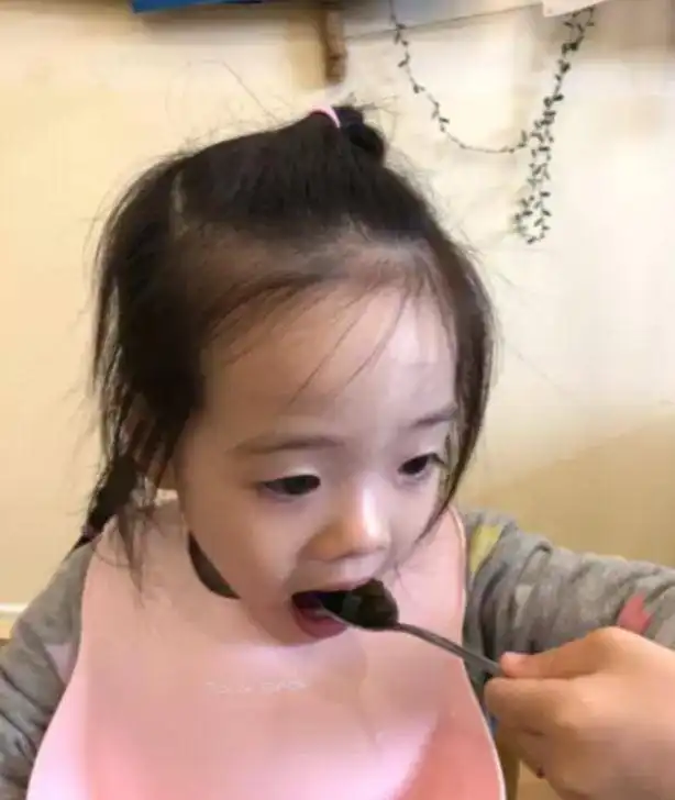  杨威晒双胞胎女儿萌照,两人吃饭表情如复制粘贴,呆萌可爱太讨喜