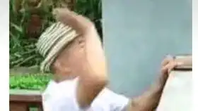  二十岁的夏师傅开始了她的刮痧生活
