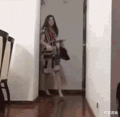  女朋友在家太无聊了,cos起猫咪的动作,还挺像的啊哈哈哈哈
