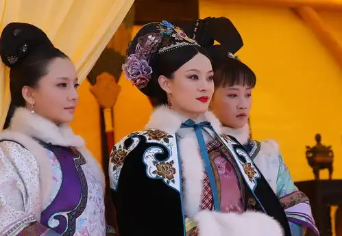  当甄嬛回宫踏上宫廷台阶时,果郡王和祺贵人的表情有亮点