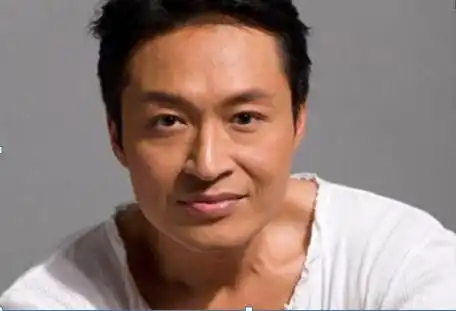 他以表情夸张出名,多次被传酒后家暴,为帮弟弟东山再起与娇妻离婚