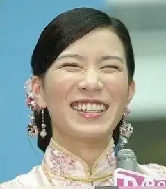  孙俪露肩低胸鬼脸狂吸金揭二货明星欢乐多