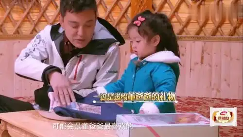  阿拉蕾太可爱,两份礼物只能选择一份,纠结的小表情实在太萌了