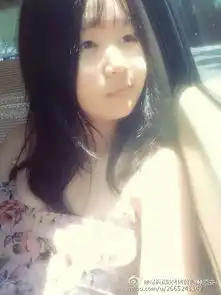  皱眉小姑娘表情包中的妹子已经长大