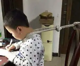  搞笑gif趣图妹子别唱了,你闺蜜一脸生无可恋的样子