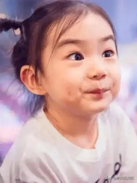  戚薇女儿真长大了,真像缩小版的妈妈可爱到让粉丝们忍不住点赞
