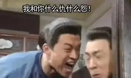  胶州湾跨海大桥上,俩车互相扔矿泉水瓶相互别车,结果