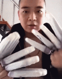  姑娘,你衣服穿错了吧怎么连头也套进去了
