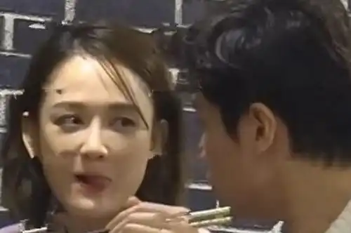  粉丝出门偶遇陈乔恩艾伦,男方全程面无表情,是不是真爱一目了然