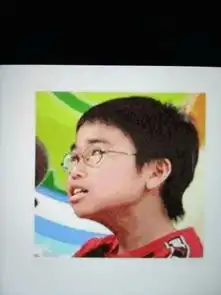  谁知道有个动态表情,是台湾一个综艺节目上的小男孩带个眼镜大嘴唇在跳舞,表情很销魂,那个男孩叫什么名