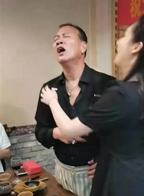  63岁万梓良认干女儿惹争议被黑衣美女当众亲吻脸颊2次,一脸享受成焦点