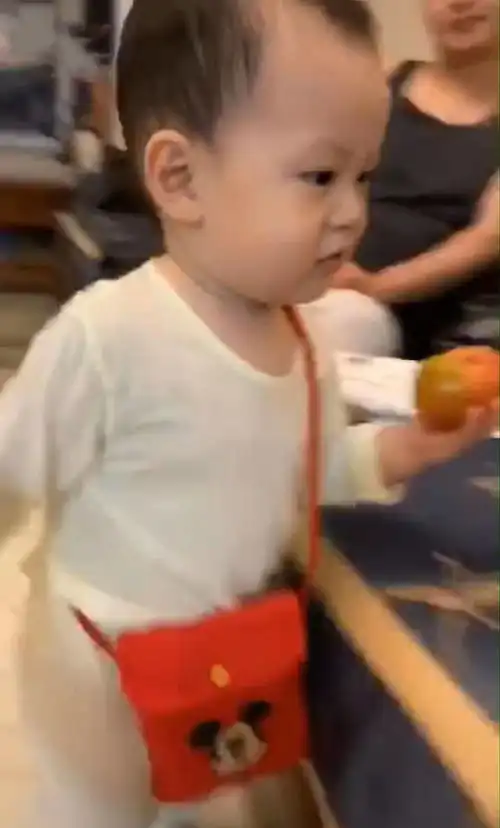  春节将至,妈妈在宝宝小挎包上张贴收款二维码,宝宝今年过年不收礼
