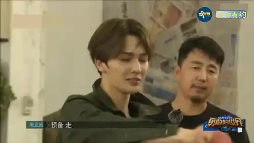 朱正廷打地鼠不按套路出牌,正正太搞笑杨迪内心估计早已崩溃