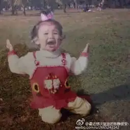  皱眉小姑娘表情包中的妹子已经长大