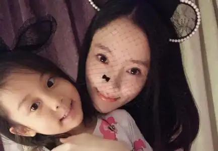  李小璐甜馨同过六一,甜馨的这个表情却暴露了一切