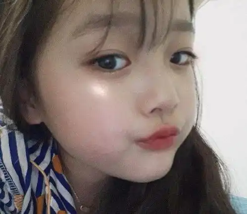  韩国最火表情包女孩长大了妆容精致配大旁分发,才6岁太显成熟
