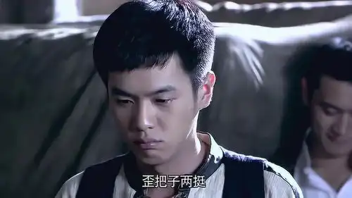  小伙查看装备,欲带全部家底抗日,下属心疼的表情亮了