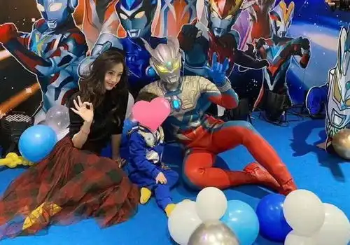  黄晓明儿子近照曝光头戴黑色帽子穿蓝色牛仔,三岁小海绵太帅了