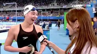  洪荒少女傅园慧微博粉丝数量翻十倍泳池里捞出个行走表情包
