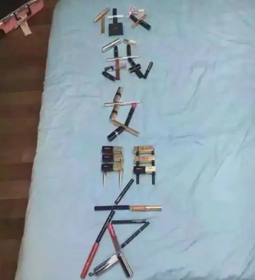  搞笑gif趣图差点被两个妹子碰瓷儿成功,幸好我机智