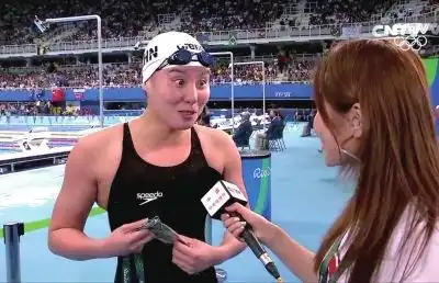 洪荒少女傅园慧微博粉丝数量翻十倍泳池里捞出个行走表情包