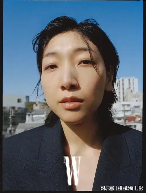  影后安藤樱首次亮相内地杂志,对镜大笑无惧形象表情生动搞怪