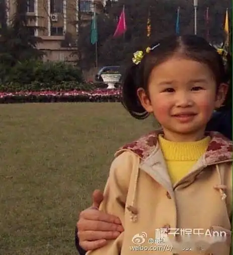  还记得表情包里的皱眉小女孩吗她长大后长这样