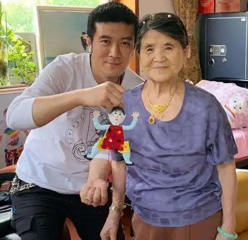  黄圣依婆婆带孙子摘草莓,被质疑包场网友回复果园就是她建的