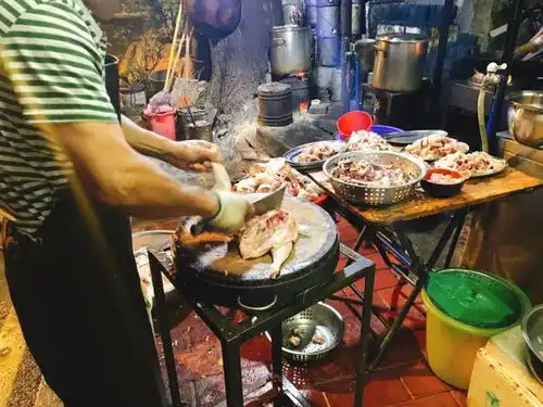  厕所旁吃鸡煲,很旧很破,却很够味有人半夜开着跑车偷偷去