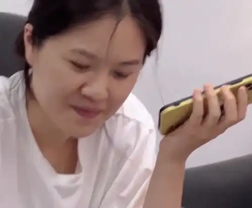  北京女子一脸厌倦地接电话,听到对方的要求,翻了个白眼