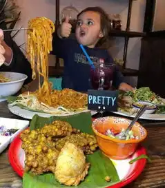  小夫妻带着俩萌宝吃遍全纽约这美食萌娃的画风,幸福感爆棚啊