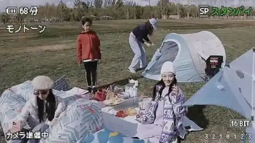  李小璐晒视频把甜馨亲成表情包,母女同款发型和穿搭,如同俄罗斯套娃