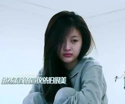  吴宣仪造型抢镜穿上液体裙的她尽显完美沙漏身材