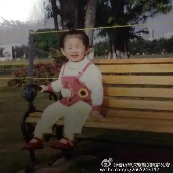  皱眉小姑娘表情包中的妹子已经长大图