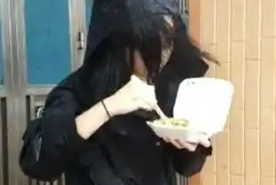  记者直播台风眼镜被吹飞