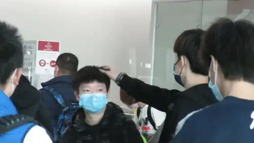  孙颖莎伸懒腰呆萌可爱被王楚钦捏耳朵摸头发,两人不停热聊