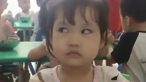  原来女生翻白眼是天生的,看看这个小姑娘的表情,真是太搞笑了