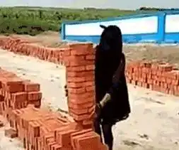  搞笑gif妹子工地上干体力活,巾帼不让须眉啊