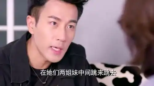  朋友说小伙喜欢姑娘,鼓励小伙去追,朋友只亲过脸,初吻没要