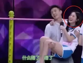  被张艺兴抱在怀里是什么感觉看鞠婧祎的表情就知道,酸到想脱粉