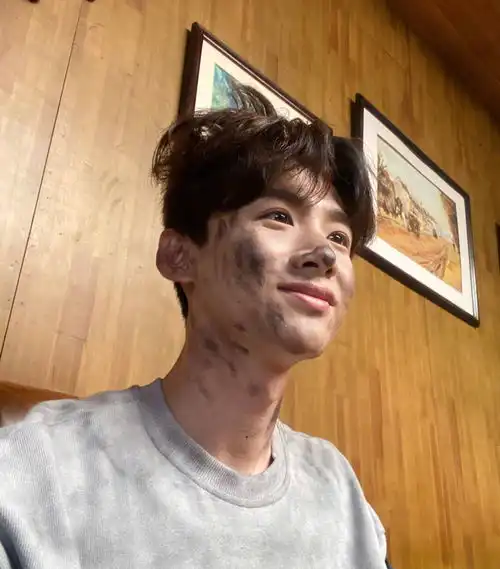  白敬亭外表清秀温暖,气质平静俊逸在你心中他的形象是怎样的呢侵权钢琴网络
